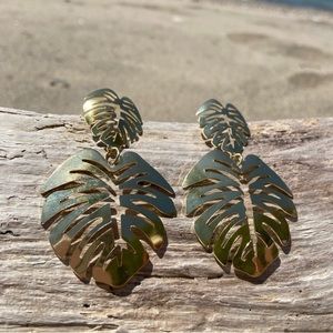 💛🆕 NWOT Tropical Leaf Earrings